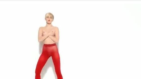 Miley Cyrus sacude la publicidad navideña con su desnudo de anuncio