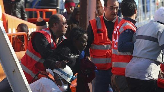 Los inmigrantes rescatados en aguas de Almería alertan de que "han desaparecido siete bebés"
