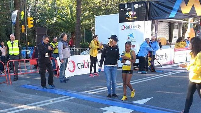 Polémica en línea de meta por el primer puesto femenino del Maratón