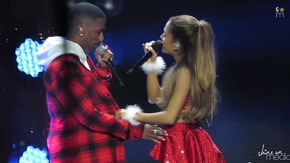 Ariana Grande y Big Sean calientan el escenario con su actuación más apasionada