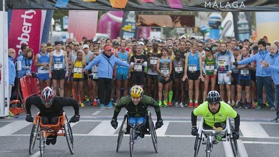 Los atletas en sillas de ruedas, fuera del podio en el Maratón de Málaga