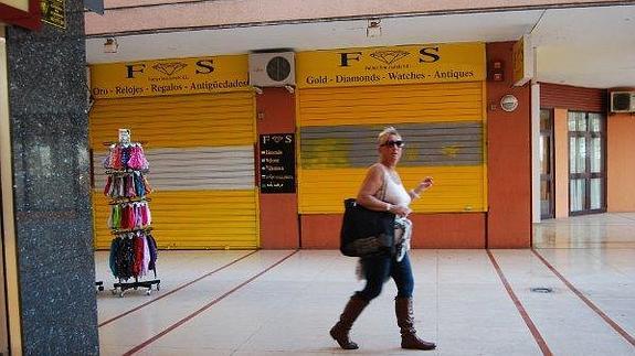 Golpean y amenazan con un arma de fogueo al dependiente de una joyería de Fuengirola