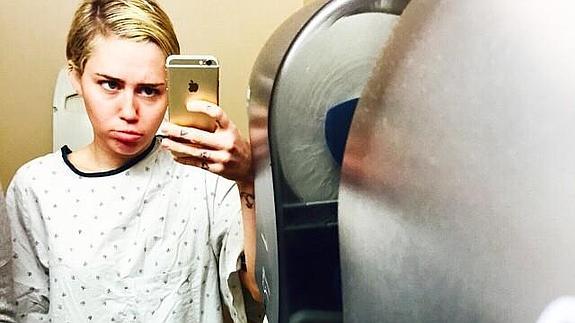 Miley Cyrus hospitalizada de nuevo por un quiste en la muñeca