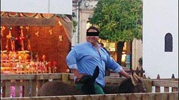 Investigan la muerte de un burro de un portal de Belén tras montarlo un hombre de 150 kilos