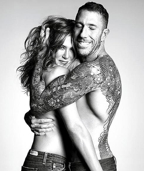 Jennifer Aniston se desnuda con... ¡su estilista!