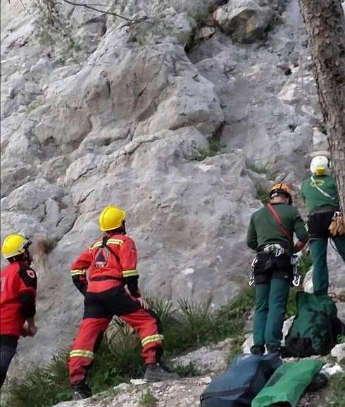 Fallece una mujer al precipitarse mientras escalaba en el Chorro