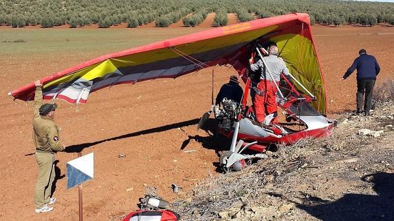 Sale ileso tras estrellarse su aladelta junto a la carretera de Cartaojal