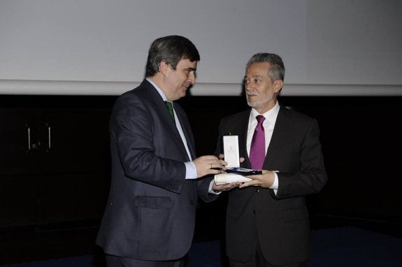 Premian a un profesor de Derecho por su compromiso con la justicia en el deporte