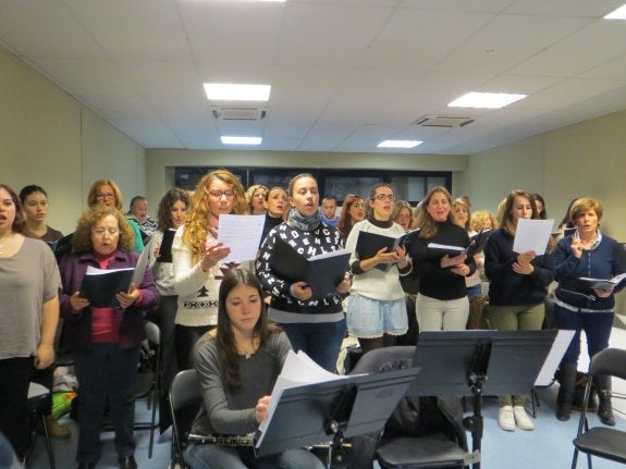 El coro universitario suma una veintena de voces a la agrupación