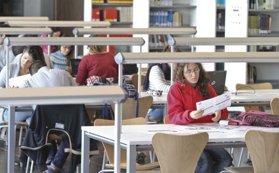 La UMA mantiene en su presupuesto 55.000 euros para becas de emergencia