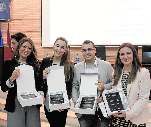 Turismo premia la labor de graduados y empresarios