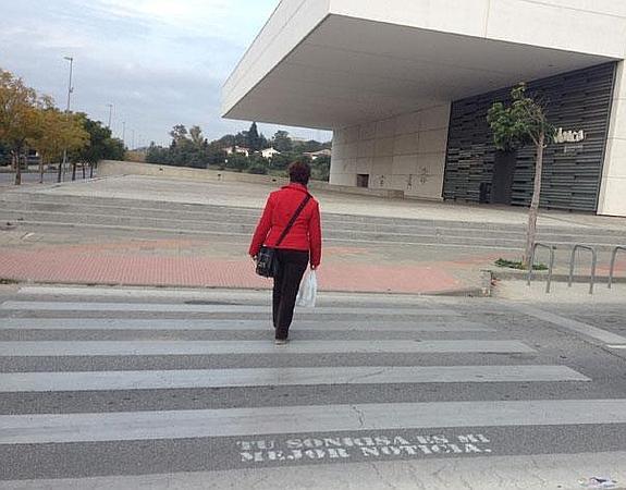 Nuevos versos en los pasos de cebra en Málaga: "Tu sonrisa es mi mejor noticia"