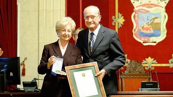 Emotiva entrega de la medalla de la ciudad a Pedro Aparicio, a título póstumo