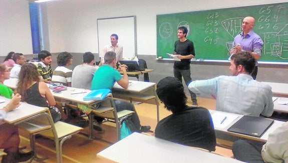 Cerca de 3.000 alumnos piden la ayuda al estudio tras no obtener la del ministerio