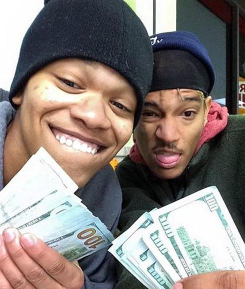 Detienen a dos ladrones que subieron unos selfies con un Ipad robado