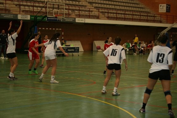 Buen comienzo para la Universidad en los CAU