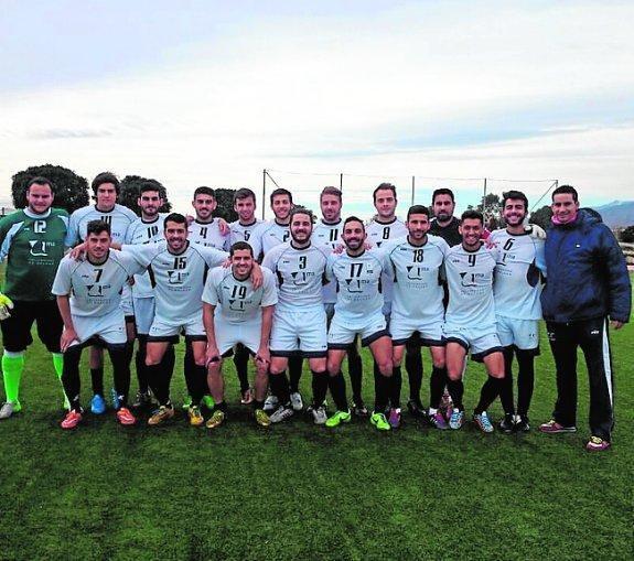 El equipo de fútbol 11 cae en Almería pero sigue muy vivo