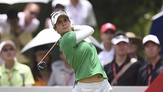 Azahara Muñoz, cuarta en Singapur a falta de la última jornada