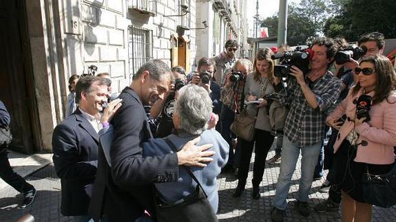 UPyD reparte bayetas contra la corrupción para "limpiar de gérmenes" la Junta de Andalucía