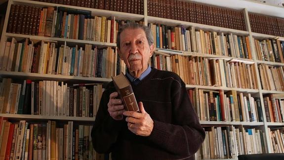 Manuel Alcántara: «Aquí estamos todavía»