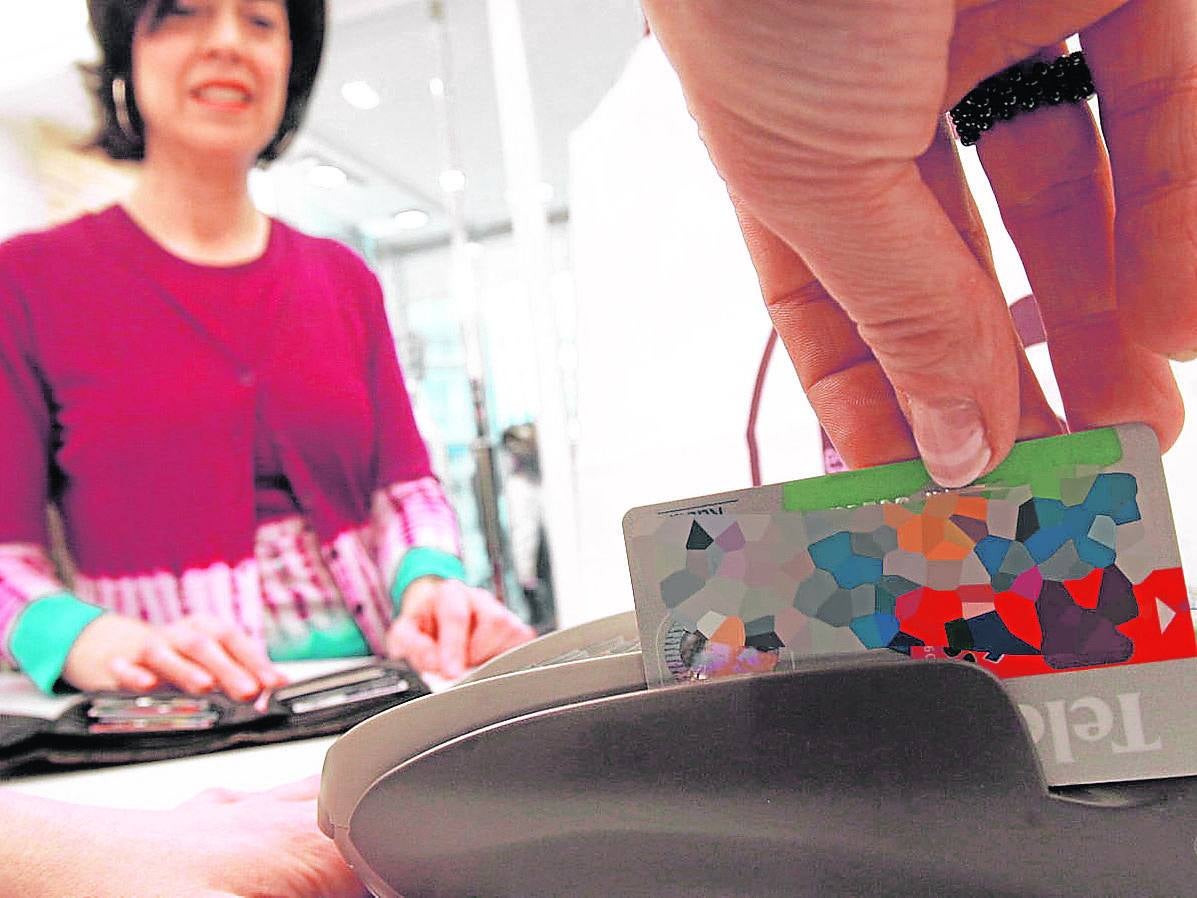 Asociaciones de consumidores denuncian la exigencia de tarjetas de crédito en hoteles y ‘rent a car’