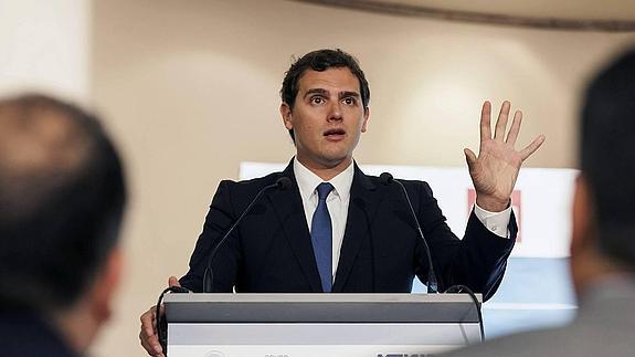 Albert Rivera condiciona su apoyo en Andalucía a que el PSOE expulse a Chaves y Griñán