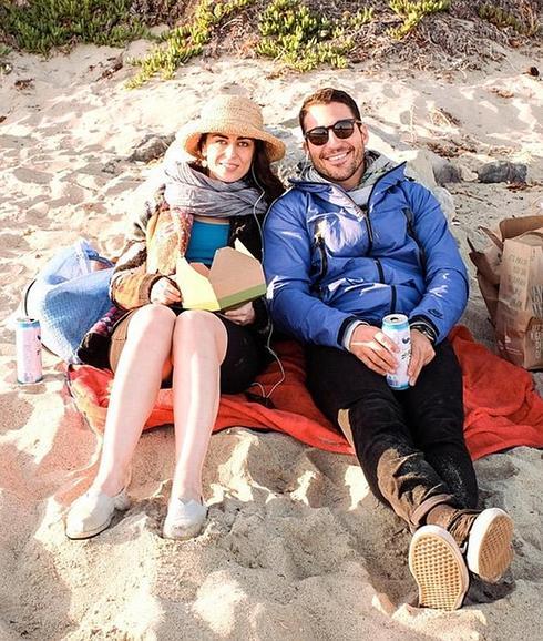 Miguel Ángel Silvestre celebra su cumpleaños de picnic en la playa con una amiga