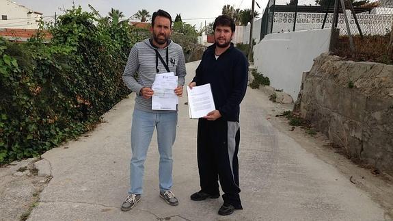 Vecinos de Torrox Costa exigen una solución a las aguas fecales que inundan sus viviendas