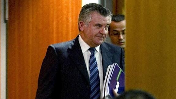 Roca se queda, de nuevo, sin permiso