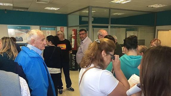 Largas colas de clientes en los bancos para presentar el DNI y evitar el bloqueo de la cuenta