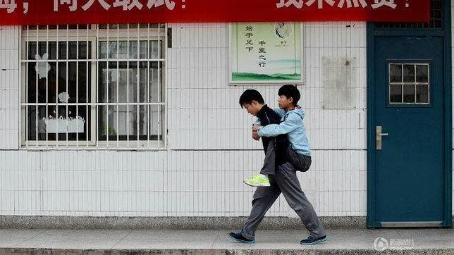 La emotiva historia del joven chino que lleva a caballito a su amigo discapacitado a clase