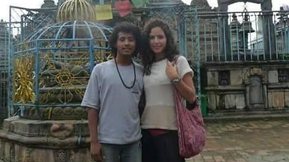 Un malagueño y su pareja montan un operativo para ayudar a una familia nepalí