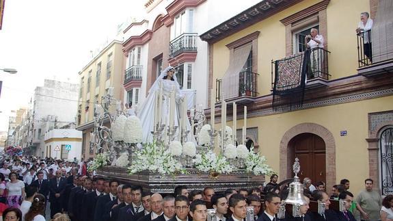 La Virgen del Rocío recorre el barrio de la Victoria en su procesión de Pentecostés