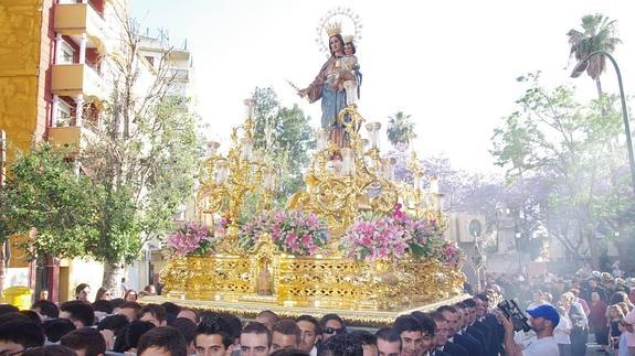 La procesión de María Auxiliadora acorta parte de su recorrido por los reparos del Ayuntamiento