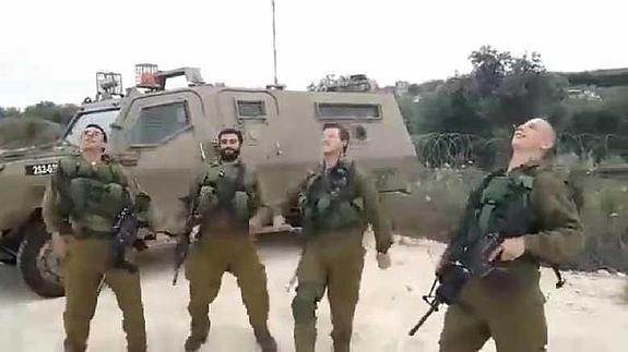 Sancionan a cinco soldados israelíes por bailar la canción de su país en Eurovisión, «Golden Boy»