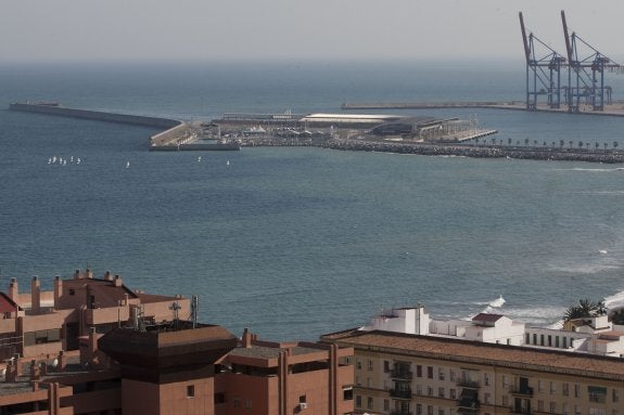 Un grupo de inversores españoles y extranjeros, interesados también en el terreno para un hotel en el dique de Levante