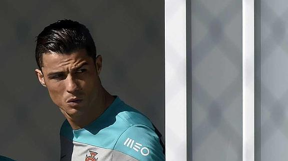 Pillan a Cristiano Ronaldo orinando tras un coche en Saint Tropez