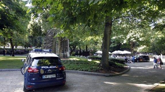 Un abuelo se lleva confundido a un niño y es reducido por el padre en Oviedo