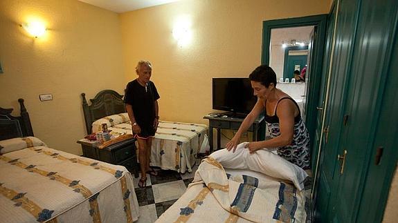 Ofrecen un hotel a la familia que vivía en una furgoneta hasta que los niños acaben el curso