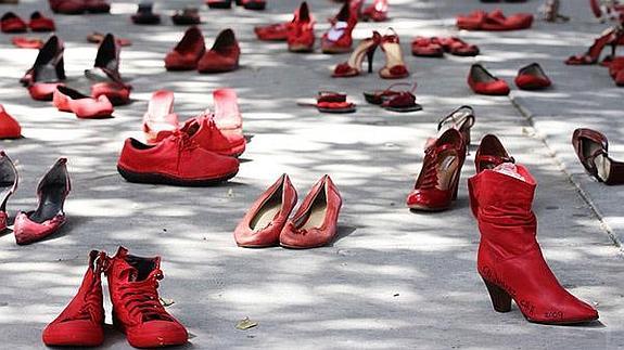 Medio millar de zapatos rojos invadirán la plaza de la Constitución