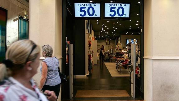 Los comercios adelantan las rebajas con descuentos de hasta el 70%