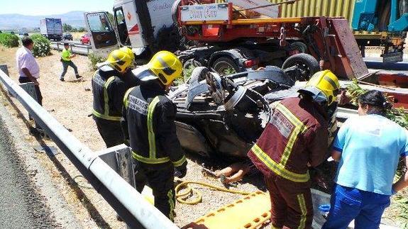 Un aparatoso accidente entre un turismo y un tráiler deja cuatro heridos en Mollina