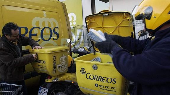 Condenan a dos años de cárcel a la cartera que tiró a un contenedor de basura 241 cartas que debía repartir