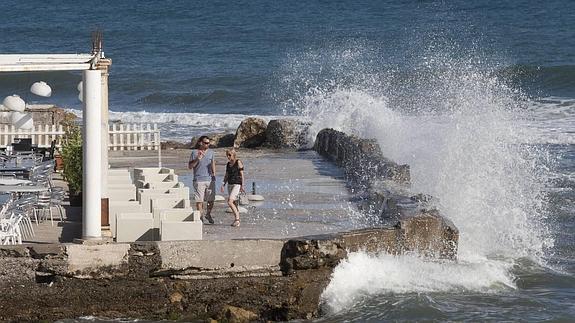 El verano se estrena en Málaga con terral y temporal en la costa