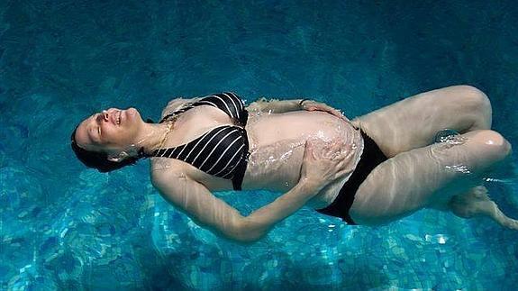 Embarazadas Hacen Ejercicio En Una Piscina Para Afrontar Mejor El Parto Diario Sur