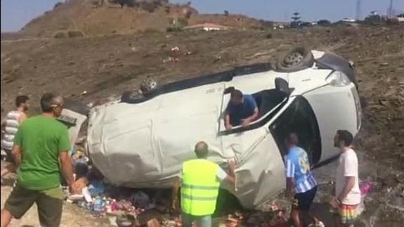 Aparatoso accidente de una furgoneta tras un reventón en Vélez-Málaga