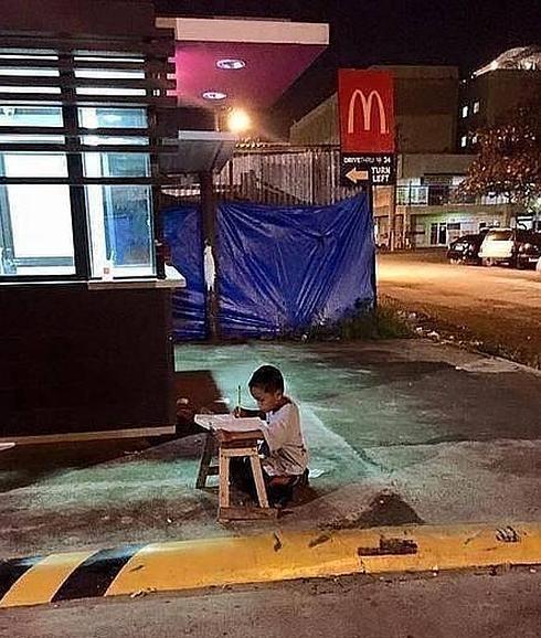 Un niño busca la luz de un McDonald's para estudiar al quedarse sin casa por un incendio