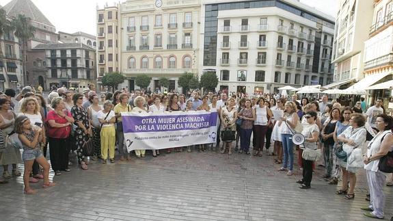 Un minuto de aplausos contra el asesinato de la mujer de Mollina