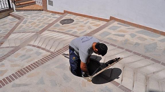 Una decena de pueblos sufren cortes de agua desde el inicio de verano