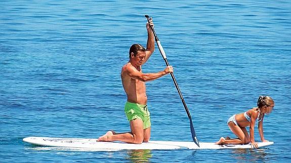 El Cordobés, chapuzón en familia en Marbella